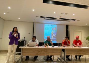 Participantes en una tertulia sobre el Mundial de Fútbol 2026 en Madrid.
