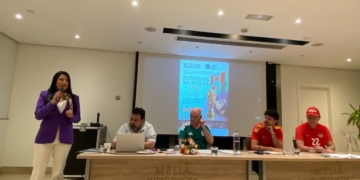 Participantes en una tertulia sobre el Mundial de Fútbol 2026 en Madrid.