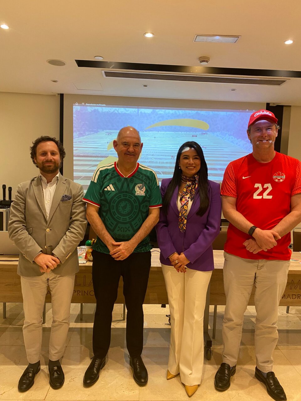 Participantes de la tertulia sobre el Mundial de Fútbol 2026 en Madrid
