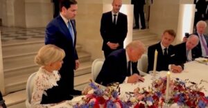 Donald Trump firma un acuerdo en el Palacio de Versalles con líderes internacionales presentes.