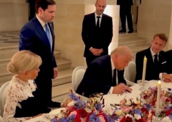 Donald Trump firma un acuerdo en el Palacio de Versalles con líderes internacionales presentes.