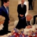 Donald Trump firma un acuerdo en el Palacio de Versalles con líderes internacionales presentes.