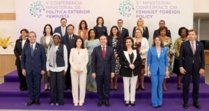 Grupo de ministros y representantes en la conferencia sobre política exterior feminista