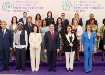 Grupo de ministros y representantes en la conferencia sobre política exterior feminista