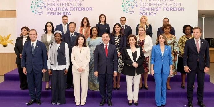 Grupo de ministros y representantes en la conferencia sobre política exterior feminista