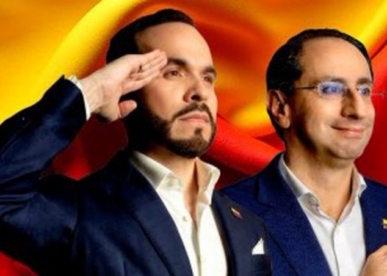 Abelardo de la Espriella y un colega celebrando su victoria electoral