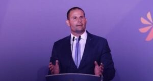 Robert Abela, primer ministro de Malta, celebrando su victoria electoral