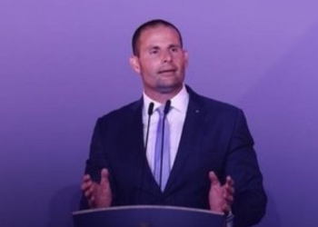 Robert Abela, primer ministro de Malta, celebrando su victoria electoral