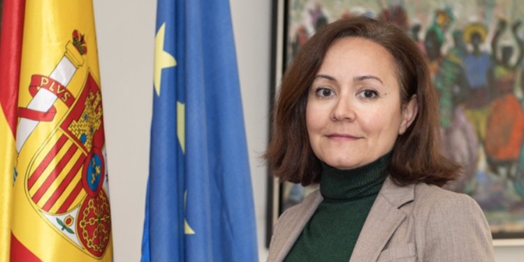 Victoria Tur Gómez, nueva directora de la AECID con banderas de España y la UE