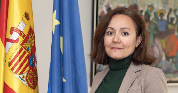 Victoria Tur Gómez, nueva directora de la AECID con banderas de España y la UE