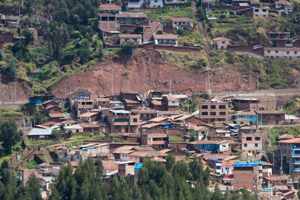 Vista panorámica de la ciudad de Cusco en Perú con casas y montañas.