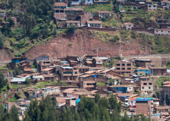 Vista panorámica de la ciudad de Cusco en Perú con casas y montañas.