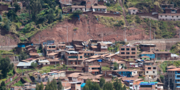Vista panorámica de la ciudad de Cusco en Perú con casas y montañas.