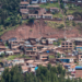 Vista panorámica de la ciudad de Cusco en Perú con casas y montañas.