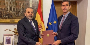 Timoteo Zambrano presenta sus copias de estilo en el Ministerio de Asuntos Exteriores