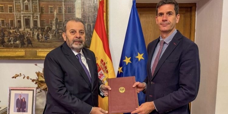 Venezuela’s new ambassador, Timoteo Zambrano, presents his credentials to the Foreign Ministry