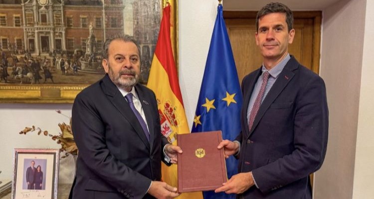 Timoteo Zambrano presenta sus copias de estilo en el Ministerio de Asuntos Exteriores