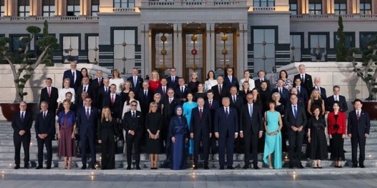 Foto grupal de líderes en la Cumbre de la OTAN en Ankara