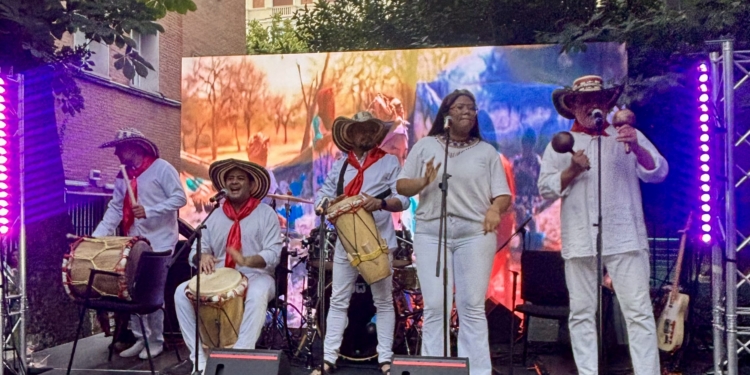 Grupo musical colombiano actuando en la despedida del embajador Eduardo Ávila