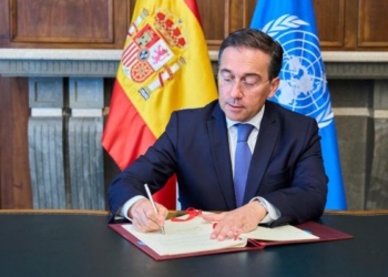 Ministro de Asuntos Exteriores firmando acuerdo con PNUD en Madrid