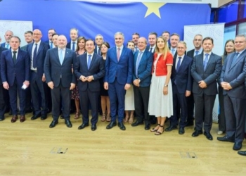 Ministro José Manuel Albares con embajadores de la UE en un desayuno de trabajo