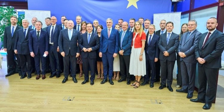 Ministro José Manuel Albares con embajadores de la UE en un desayuno de trabajo