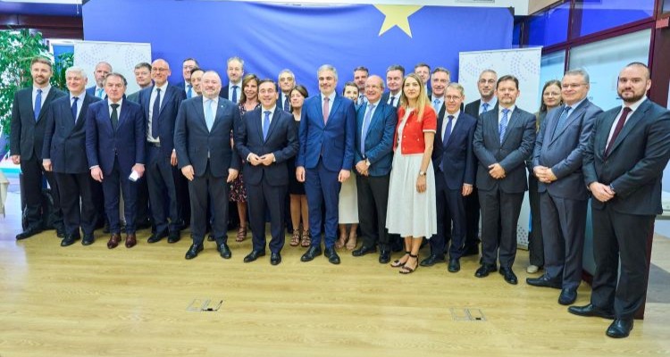 Ministro José Manuel Albares con embajadores de la UE en un desayuno de trabajo