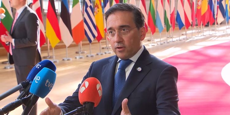 Albares demands Feijóo “disavow Rajoy” and “stop inflaming and torpedoing” Spain’s foreign policy