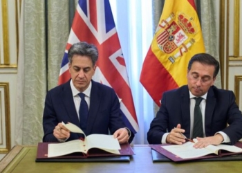 José Manuel Albares y Ed Miliband firmando acuerdos en Madrid