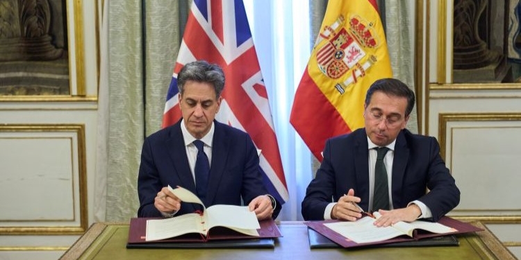 José Manuel Albares y Ed Miliband firmando acuerdos en Madrid