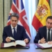 José Manuel Albares y Ed Miliband firmando acuerdos en Madrid