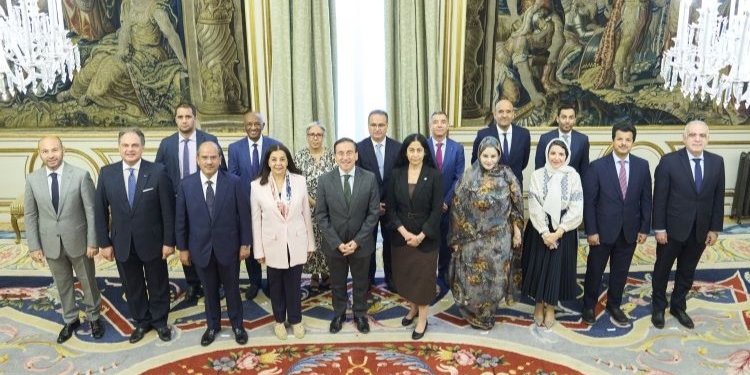 Reunión de embajadores árabes con el ministro José Manuel Albares en Madrid.