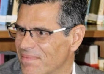 Retrato de Alberto Virella, presidente de la ADE, en una biblioteca.