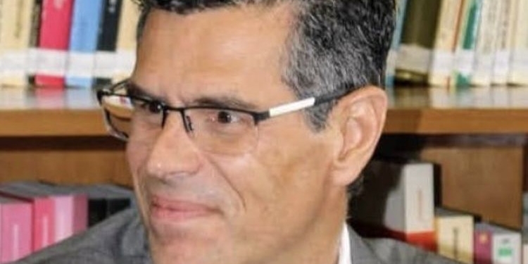 Retrato de Alberto Virella, presidente de la ADE, en una biblioteca.
