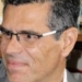 Retrato de Alberto Virella, presidente de la ADE, en una biblioteca.