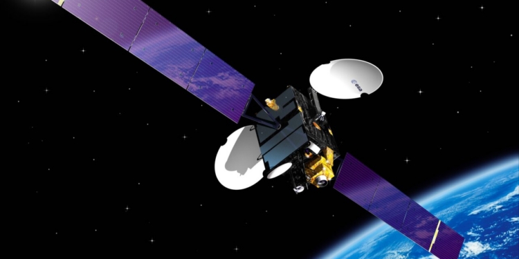 Satélite Artemis de la ESA orbitando la Tierra en el espacio