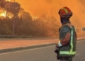 Bombero observando un incendio forestal en España