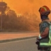 Bombero observando un incendio forestal en España