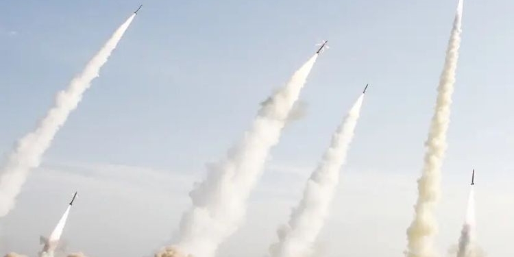 Lanzamiento de misiles iraníes en un ataque militar