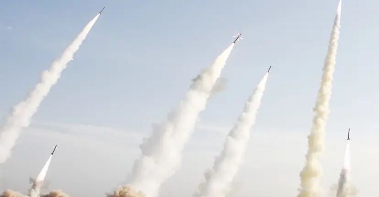 Lanzamiento de misiles iraníes en un ataque militar