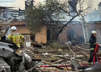 Bomberos trabajando en los escombros tras un ataque en Ucrania
