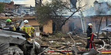 Bomberos trabajando en los escombros tras un ataque en Ucrania