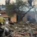 Bomberos trabajando en los escombros tras un ataque en Ucrania