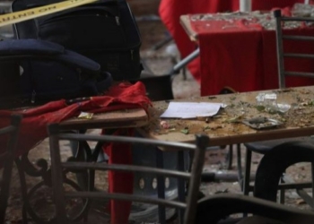 Escena de un atentado en Damasco con mesas y sillas dañadas