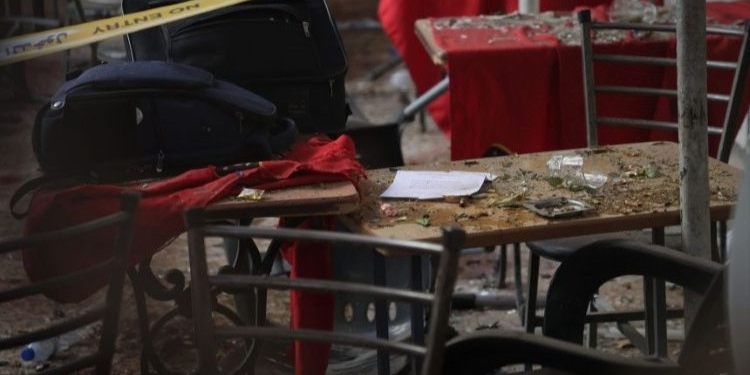 Escena de un atentado en Damasco con mesas y sillas dañadas