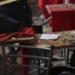 Escena de un atentado en Damasco con mesas y sillas dañadas