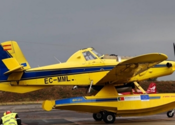 Avión amarillo de extinción de incendios en Europa
