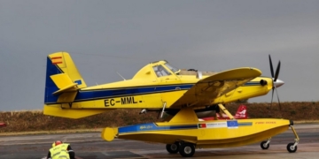 Avión amarillo de extinción de incendios en Europa