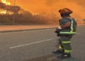 Bombero observando un incendio forestal en España durante la emergencia.