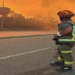 Bombero observando un incendio forestal en España durante la emergencia.